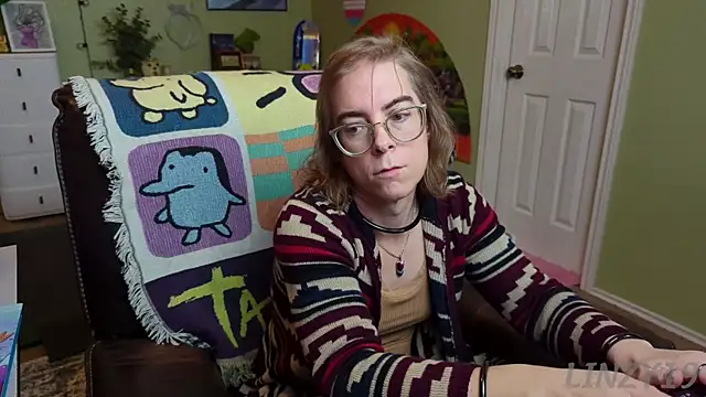 Snapshot of Linzy_19 chatting on February 18, 6:37 pm Linzy 19 online show from February 18, 6:37 pm