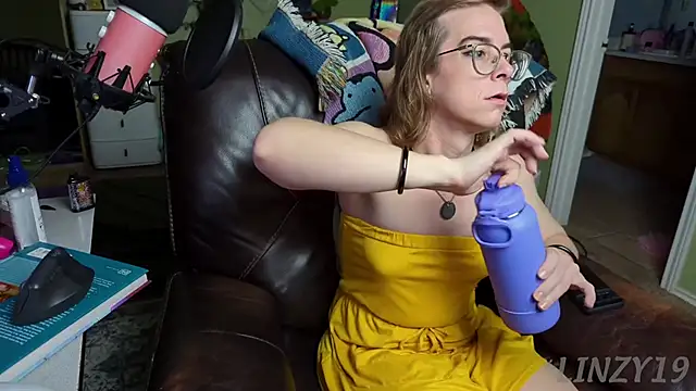 Snapshot of Linzy_19 chatting on March 1, 12:39 am Linzy 19 online show from March 1, 12:39 am