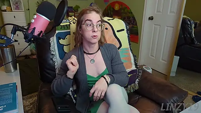 Snapshot of Linzy_19 chatting on March 4, 5:56 pm Linzy 19 online show from March 4, 5:56 pm