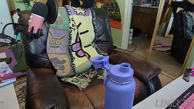 Snapshot of Linzy_19 chatting on March 11, 9:15 pm Linzy 19 online show from March 11, 9:15 pm