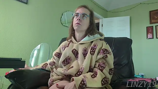 Linzy 19 online show from November 9, 4:16 pm