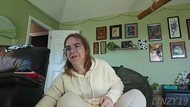 Linzy 19 online show from November 10, 5:34 pm