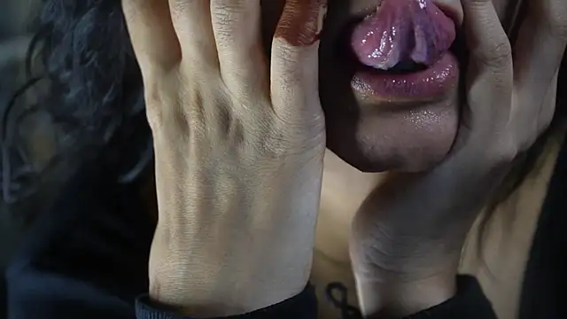 Snapshot of -AyeshaSinghania- chatting on October 3, 5:21 pm -AyeshaSinghania- online show from October 3, 5:21 pm