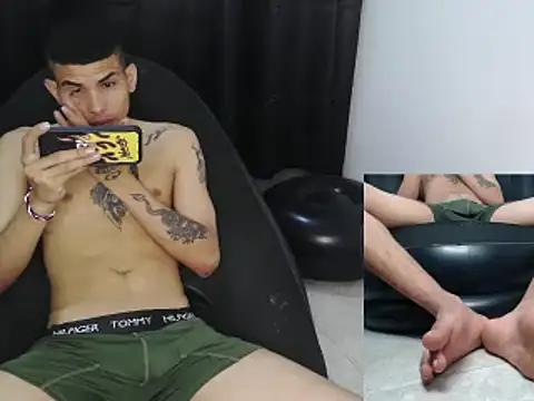 Snapshot of hot_king20 chatting on February 19, 6:43 pm hot king20 online show from February 19, 6:43 pm