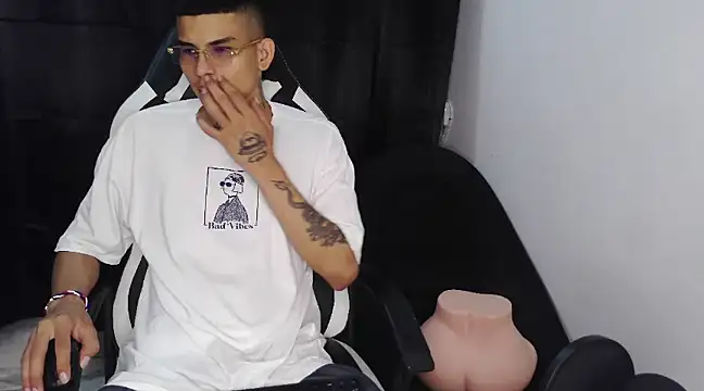 Snapshot of hot_king20 chatting on March 4, 8:38 pm hot king20 online show from March 4, 8:38 pm