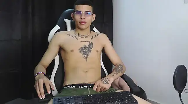 Snapshot of hot_king20 chatting on March 18, 9:10 pm hot king20 online show from March 18, 9:10 pm