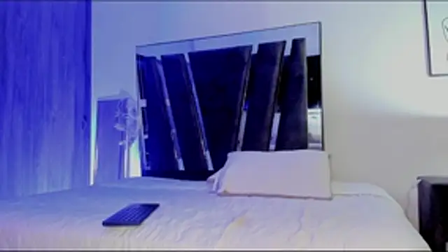 HollyEvanz online show from October 27, 12:36 am