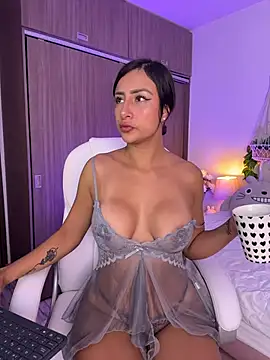 Snapshot of andre_queen09 chatting on April 12, 10:53 am andre queen09 online show from April 12, 10:53 am