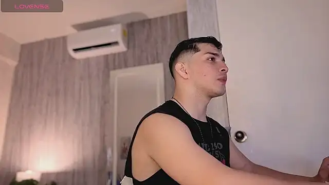 Snapshot of JUANDIAMONDS98 chatting on February 22, 1:42 pm JUANDIAMONDS98 online show from February 22, 1:42 pm