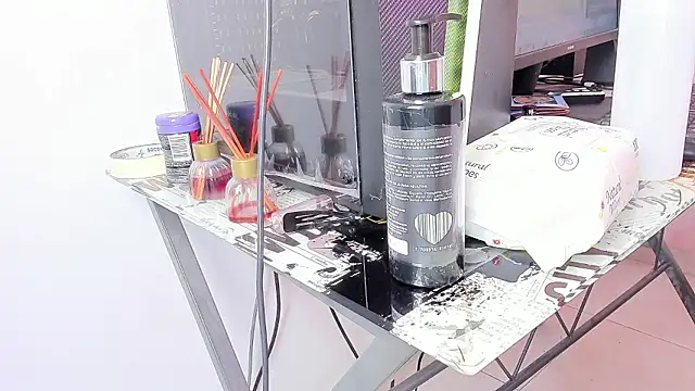 queen yully online show from December 8, 9:30 pm