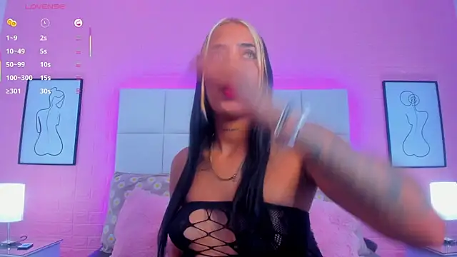 Snapshot of charlotte_kisss chatting on May 31, 12:23 pm charlotte kisss online show from May 31, 12:23 pm