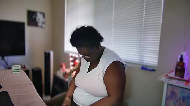 Yagurl  west online show from February 8, 9:04 pm