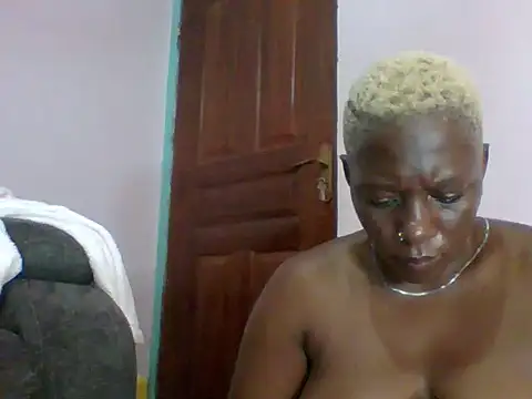 Snapshot of Poisonous_Ivy chatting on December 12, 11:50 am Poisonous Ivy online show from December 12, 11:50 am