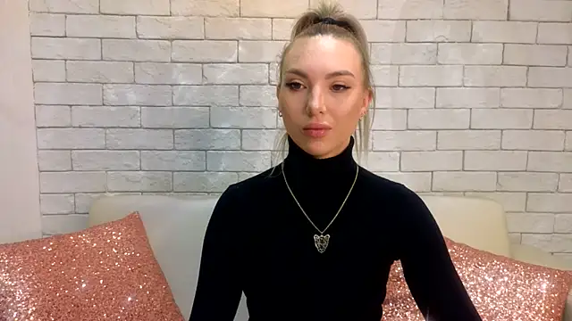 Snapshot of MiaMinx chatting on February 4, 10:45 pm MiaMinx online show from February 4, 10:45 pm