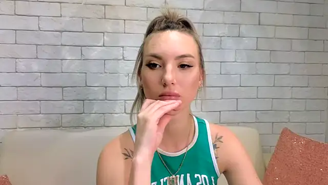 Snapshot of MiaMinx chatting on February 7, 4:37 am MiaMinx online show from February 7, 4:37 am