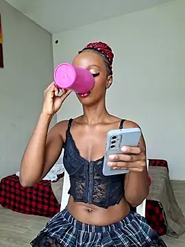 Snapshot of Kamdollie chatting on June 20, 5:54 am Kamdollie online show from June 20, 5:54 am