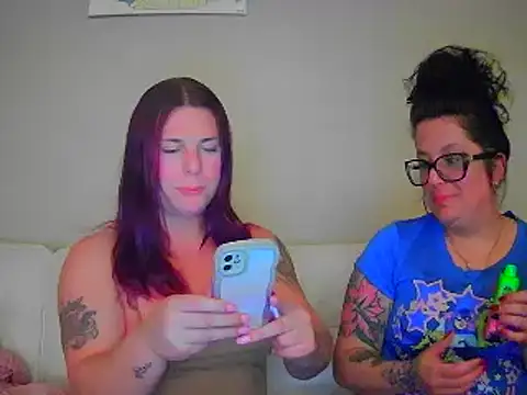 Snapshot of KevieWantsABoobJob chatting on November 7, 12:43 am KevieWantsABoobJob online show from November 7, 12:43 am