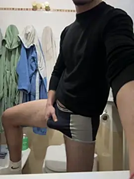 Snapshot of giovanni5281 chatting on February 12, 4:02 pm giovanni5281 online show from February 12, 4:02 pm