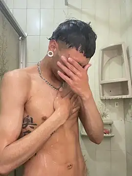 Snapshot of Mollly_n_david chatting on March 25, 6:14 pm Mollly n david online show from March 25, 6:14 pm