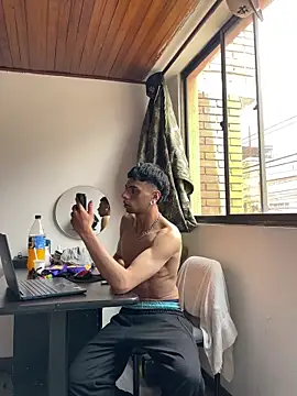 Snapshot of Mollly_n_david chatting on March 26, 6:35 pm Mollly n david online show from March 26, 6:35 pm