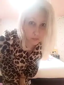 Snapshot of MaggieMoonxxx chatting on February 8, 10:18 am MaggieMoonxxx online show from February 8, 10:18 am