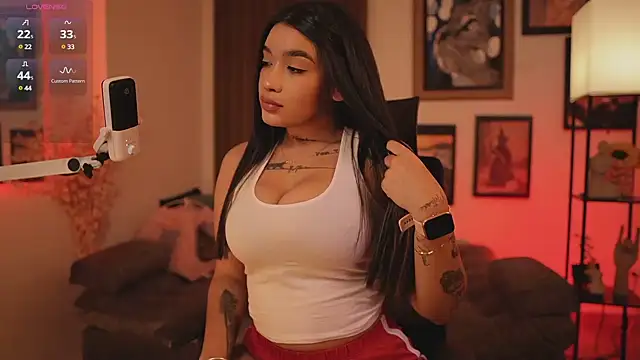 HannahW  online show from December 8, 3:24 pm