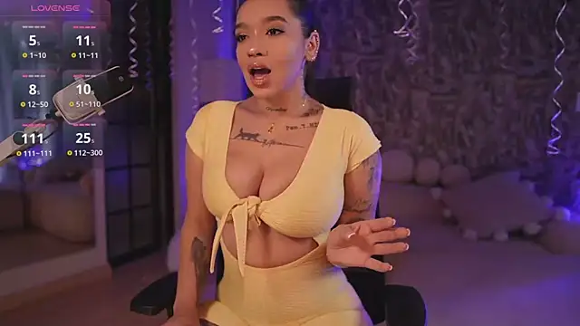 HannahW  online show from October 12, 12:59 pm