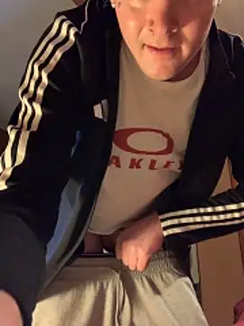 Snapshot of slutboy42000 chatting on February 7, 9:40 pm slutboy42000 online show from February 7, 9:40 pm