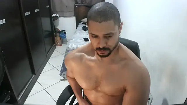 Snapshot of Brian_Aries chatting on June 17, 11:49 pm Brian Aries online show from June 17, 11:49 pm