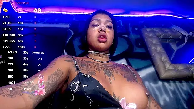 IsabellBigtitsxx online show from February 13, 9:44 pm