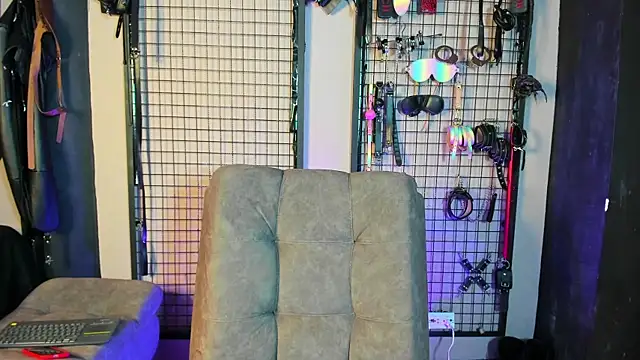 Snapshot of Twisted_Fantasy chatting on January 25, 11:43 pm Twisted Fantasy online show from January 25, 11:43 pm