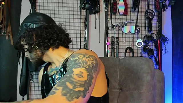 Snapshot of Twisted_Fantasy chatting on February 7, 6:45 pm Twisted Fantasy online show from February 7, 6:45 pm