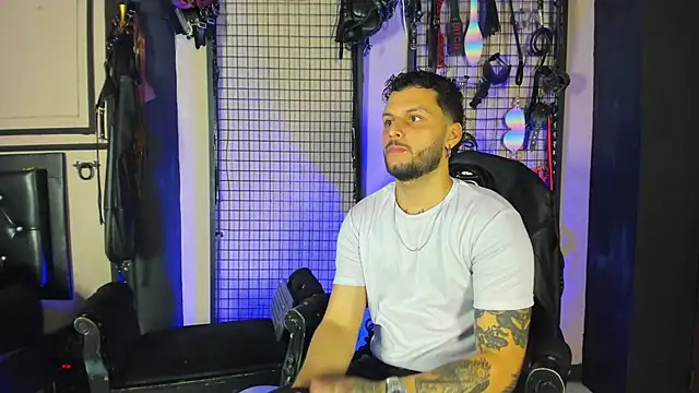 Snapshot of Twisted_Fantasy chatting on November 17, 4:40 am Twisted Fantasy online show from November 17, 4:40 am