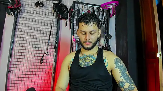 Snapshot of Twisted_Fantasy chatting on December 14, 4:40 am Twisted Fantasy online show from December 14, 4:40 am