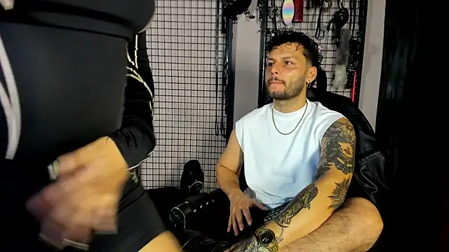 Snapshot of Twisted_Fantasy chatting on February 3, 4:21 am Twisted Fantasy online show from February 3, 4:21 am