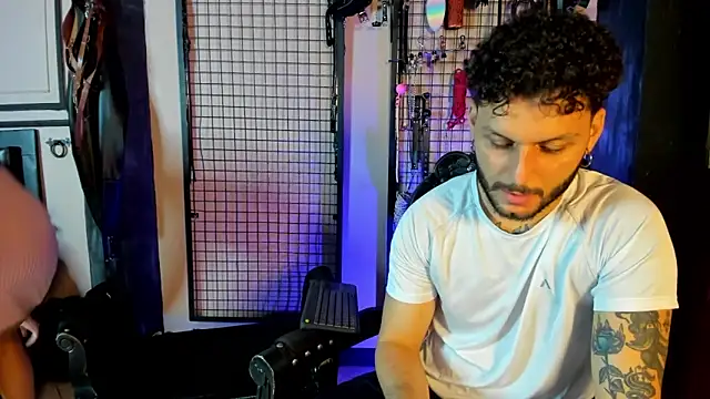 Snapshot of Twisted_Fantasy chatting on February 24, 4:32 am Twisted Fantasy online show from February 24, 4:32 am