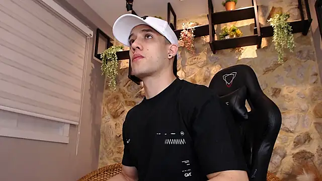 Snapshot of alexgiraldo_ chatting on January 18, 11:11 am alexgiraldo online show from January 18, 11:11 am