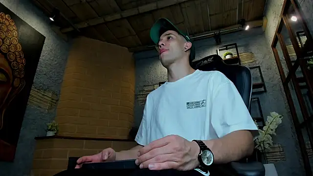 Snapshot of alexgiraldo_ chatting on January 25, 11:23 am alexgiraldo online show from January 25, 11:23 am