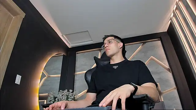 Snapshot of alexgiraldo_ chatting on January 27, 2:46 pm alexgiraldo online show from January 27, 2:46 pm