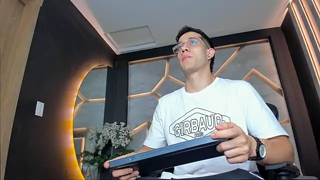 Snapshot of alexgiraldo_ chatting on January 29, 11:20 am alexgiraldo online show from January 29, 11:20 am