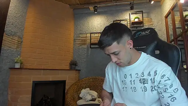 Snapshot of alexgiraldo_ chatting on February 4, 7:22 pm alexgiraldo online show from February 4, 7:22 pm