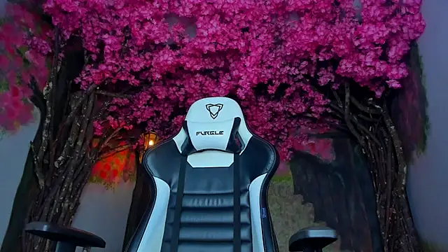 Snapshot of alexgiraldo_ chatting on February 13, 2:20 pm alexgiraldo online show from February 13, 2:20 pm