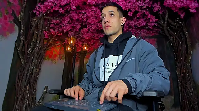 Snapshot of alexgiraldo_ chatting on February 16, 11:27 am alexgiraldo online show from February 16, 11:27 am