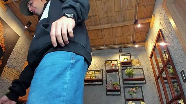 Snapshot of alexgiraldo_ chatting on March 4, 2:32 pm alexgiraldo online show from March 4, 2:32 pm