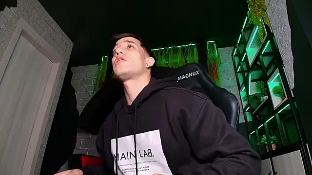 Snapshot of alexgiraldo_ chatting on March 17, 2:56 pm alexgiraldo online show from March 17, 2:56 pm