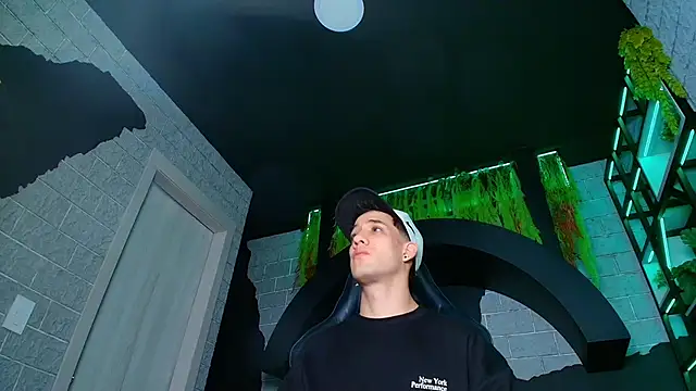 Snapshot of alexgiraldo_ chatting on March 19, 11:17 am alexgiraldo online show from March 19, 11:17 am