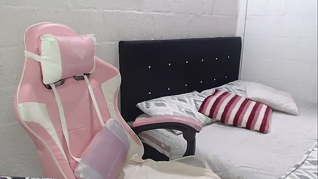 jade04 roberts online show from October 21, 2:18 pm