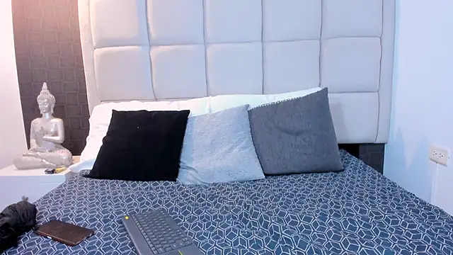 Hecatee 77 online show from February 25, 7:25 pm