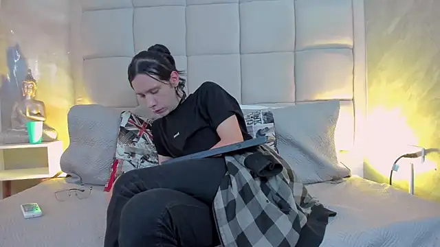 Hecatee 77 online show from October 31, 8:10 pm