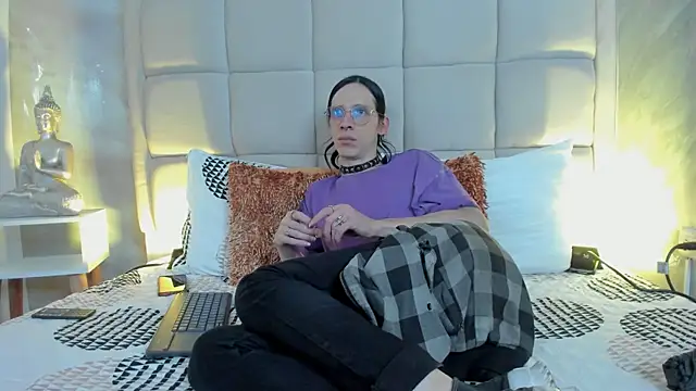 Hecatee 77 online show from February 13, 8:05 pm